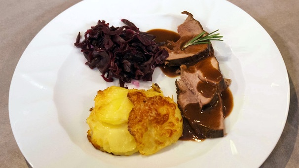 Die Hauptspeise von Dörte Wolfgramm-Stühmeyer: Lammkeule mit Rotkohl und Kartoffelgratin. | Bild: BR/Megaherz/Christoph Lemmen