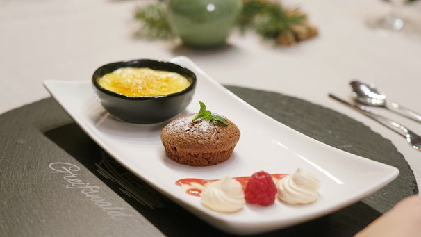 Das Dessert von Dörte Wolfgramm-Stühmeyer: Eierlikör-Creme-Brulée, Schokoküchlein und Baiser. | Bild: BR/Megaherz/Christoph Lemmen