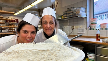 Von links: die argentinische Churro-Bäckerinnen Mariela und Viviana zu Besuch in einer fränkischen Backstube. | Bild: BR/Constantin Entertainment/Anna-Maria Klüber