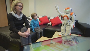 Robotermodell und Kind | Bild: BR