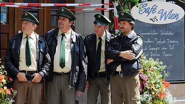 Fred Müller (Johann Schuler, links), Xaver Bartl (Andreas Giebel, 2. von links), Felix Kandler (Florian Karlheim, 2. von rechts) und Hans Kneidl (Winfried Frey, rechts) sperren das Restaurant "Café Wien" wegen einer Bombendrohung ab. | Bild: ARD/BR/Günther Reisp