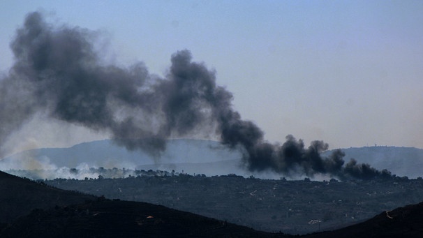 19.10.2024, Libanon, Zawtar: Dichter Rauch steigt aus dem südlibanesischen Dorf Zawtar auf, wo israelische Streitkräfte mutmaßlich pro-iranische Hisbollah-Stellungen angegriffen haben.  | Bild: dpa-Bildfunk/-STR