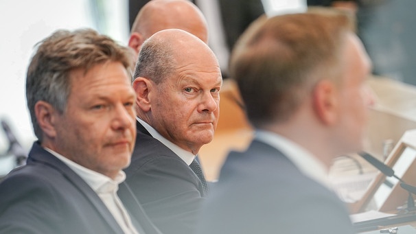 05.07.2024, Berlin: Bundeskanzler Olaf Scholz (SPD, M), Robert Habeck (l, Bündnis 90/Die Grünen), Bundesminister für Wirtschaft und Klimaschutz, und Christian Lindner (FDP), Bundesminister der Finanzen, nehmen an einer Pressekonferenz zum Haushaltsplan 2025 teil. | Bild: dpa-Bildfunk/Kay Nietfeld