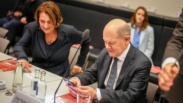 16.12.2024, Berlin: Bundeskanzler Olaf Scholz (SPD, r) und seine Frau Britta Ernst (l) nehmen an der Sonderfraktionssitzung der SPD nach der Abstimmung über die Vertrauensfrage teil.  | Bild: dpa-Bildfunk/Kay Nietfeld