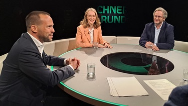 Martin Hagen, bayerischer FDP-Vorsitzender, Eva Lettenbauer, bayerische Grünen-Vorsitzende und SZ-Chefreporter Roman Deininger in der Münchner Runde am 25.9.24 zur Lage der Ampel. | Bild: BR/Ferdinand Meyen