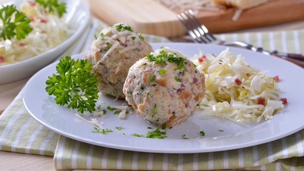 Speckknödel mit Krautsalat. | Bild: Action Film + Foto KG/BR/Hartmann Seeber