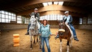 Von links: Sebastian Bezzel, Elke Wiedemann und Simon Schwarz bei einer Reitstunde auf dem Erlenweiherhof. | Bild: BR/Film Five GmbH/Ralf Wilschewski