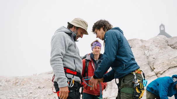 Von links: Schmidt Max, Basejumper Niklas Winter und Bergführer Florian Herla auf der Zugspitze. | Bild: BR/south & browse GmbH/Schelke Bonnetsmüller