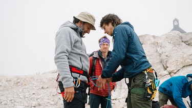 Von links: Schmidt Max, Basejumper Niklas Winter und Bergführer Florian Herla auf der Zugspitze. | Bild: BR/south & browse GmbH/Schelke Bonnetsmüller