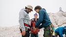 Von links: Schmidt Max, Basejumper Niklas Winter und Bergführer Florian Herla auf der Zugspitze. | Bild: BR/south & browse GmbH/Schelke Bonnetsmüller