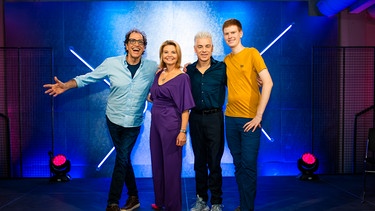 Von links: Helmfried von Lüttichau, Annette Frier, Michael Mittermeier und Lasse Stolley. | Bild: BR/Constantin Entertainment/Benedikt Müller