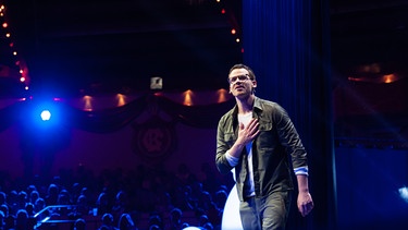 Pressebild der Aufzeichnung Martin Frank Kabarett Solo im Circus Krone. | Bild: Agentur Zweigold/Constantin Entertainment/Gila Sonderwald