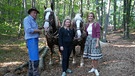 Moderatorin Sonja Weissensteiner (rechts) mit Adolf und Sonja Mayer. | Bild: BR/Action Film/Hartmann Seeber