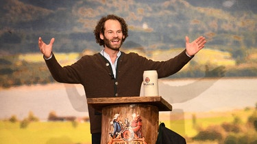 12.03.2019, Bayern, München: Maximilian Schafroth hält beim Starkbieranstich auf dem Nockherberg die Fastenpredigt. Mit dem traditionellen Verspotten, dem «Derblecken» von Politikern am Münchner Nockherberg, wird traditionell die Starkbier-Saison in Bayern eröffnet. Foto: Tobias Hase/dpa +++ dpa-Bildfunk +++ | Bild: dpa-Bildfunk/Tobias Hase