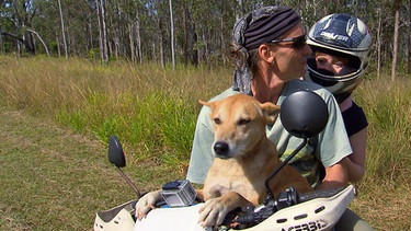 Wer ist der oberste Dingo? | Paula und Dingo auf Motorrad | Bild: BR | Text und Bild Medienproduktion GmbH & Co. KG