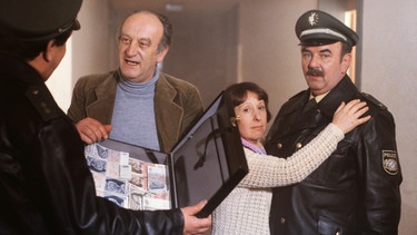 Von links: Moosgruber (Max Grießer), der Täter Sommerberger (Max Dallmeier), die Nachbarin (Carlamaria Heim) und Schöninger (Walter Sedlmayr). | Bild: BR/Neue Münchner Fernsehproduktion