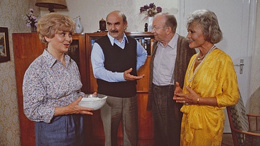 Von links: Frau Schöninger (Bruni Löbel), Schöninger (Walter Sedlmayr), Herr von Hasenbeck (Joachim Wichmann) und Frau Iberl (Ida Krottendorf). | Bild: BR/Neue Münchner Fernsehproduktion/Neue Münchner Fernsehproduktion