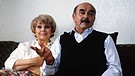 Frau Schöninger (Bruni Löbel) mit ihrem Mann (Walter Sedlmayr). | Bild: BR/Neue Münchner Fernsehproduktion/Neue Münchner Fernsehproduktion