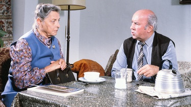 Herr Torgel (Toni Berger) und Frau Besold (Maria Singer). | Bild: BR/Neue Münchner Fernsehproduktion