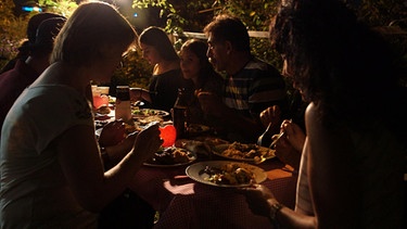 Abendessen im Schrebergarten | Bild: BR