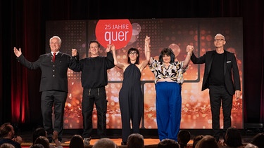 25 Jahre quer im Münchner Lustspielhaus, mit Wolfgang Krebs, "quer"-Stimme Peter Weiß, Eva Karl Faltermeier, Teresa Reichl und Christoph Süß | Bild: BR/Markus Konvalin