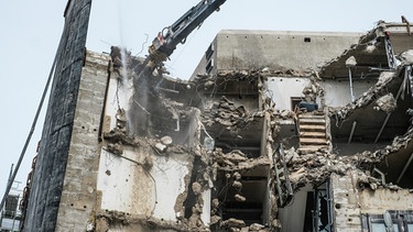 Ein Haus wird abgerissen. | Bild: BR/Johanna Schlüter