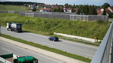 Lärmschutz an der Autobahn bei Adelzhausen. | Bild: BR/Alexander Krauß