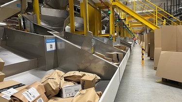 10.11.2022, Hof - Das Logistikzentrum von Amazon in Hof-Gattendorf ist nach Graben bei Augsburg das zweitgrößte in Bayern. Hier wird die Ware angeliefert, eingelagert, verpackt und versendet. | Bild: BR/Annerose  Zuber