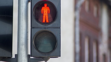 Das Ampelmännchen einer roten Ampel. | Bild: stock.adobe.com/alexeevich