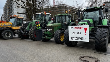 02.02.2024, München - Landwirte protestieren mit Traktoren am BR-Standort Unterföhring. | Bild: BR/Kilian Geiser