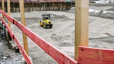 Ein gelbes Baustellenfahrzeug auf einer Baustelle. | Bild: BR/Johanna Schlüter