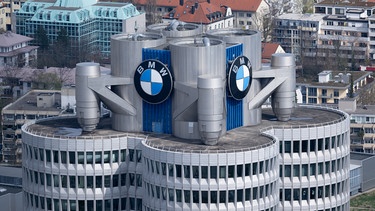 ARCHIV - 22.03.2024, Bayern, München: Das Logo von BMW ist an der Firmenzentrale zu sehen. (zu dpa: «BMW-Gewinn bricht ein wegen China-Schwäche») Foto: Sven Hoppe/dpa +++ dpa-Bildfunk +++ | Bild: dpa-Bildfunk/Sven Hoppe