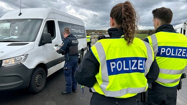 14.11.2023, Pocking (im Landkreis Passau) - Bundespolizisten kontrollieren an der A3 bei Pocking einen Transporter. | Bild: BR/Katharina Häringer