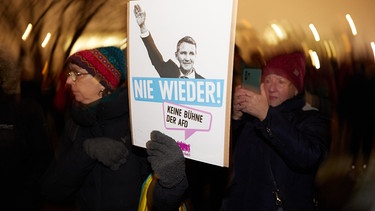 12.01.2024, Berlin: Eine Demonstration unter dem Motto «AfD Verbot prüfen - jetzt!» findet vor dem Bundeskanzleramt statt. Die Demonstration findet anlässlich der Recherchen des Medienhauses Correctiv statt. Der Veranstalter ist eine Gruppe demokratischer Bürger aus der Zivilgesellschaft, die sich nach der Veröffentlichung der Recherche spontan über die sozialen Medien kennengelernt haben. Foto: Joerg Carstensen/dpa +++ dpa-Bildfunk +++ | Bild: dpa-Bildfunk/Jörg Carstensen