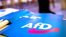 ARCHIV - 24.11.2018, Bayern, Greding: Fähnchen mit dem Logo der AfD liegen auf einem Tisch. (zu dpa: «AfD-Mitgliederzahl steigt auf 50.000») Foto: Daniel Karmann/dpa +++ dpa-Bildfunk +++ | Bild: dpa-Bildfunk/Daniel Karmann