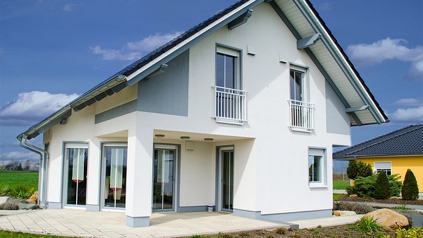 Ein Fertigteilhaus von vorne. | Bild: stock.adobe.com/js-photo