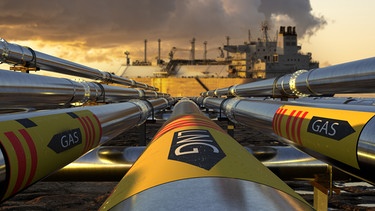 Pipelines führen zu einem LNG-Terminal und einem LNG-Tanker. | Bild: stock.adobe.com/Mike Mareen