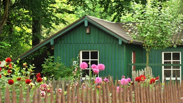 Eine Holzhütte in der Natur. | Bild: stock.adobe.com/Stefan Körber