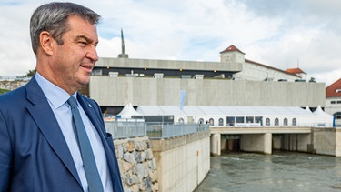 30.09.2022, Bayern, Töging Am Inn: Markus Söder (CSU), Ministerpräsident von Bayern, steht vor dem Wasserkraftwerk Jettenbach-Töging. Das für rund 250 Millionen Euro erneuerte Wasserkraftwerk wurde mit einem Festakt offiziell in Betrieb genommen. Foto: Armin Weigel/dpa +++ dpa-Bildfunk +++ | Bild: dpa-Bildfunk/Armin Weigel