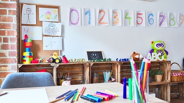 Eine Spielecke und ein Basteltisch im Kindergarten. | Bild: stock.adobe.com/Krakenimages.com