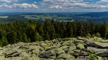 Sonniger Ausflug an einen Sommertag Tag durch das Fichtelgebirge - Bischofsgrün. | Bild: stock.adobe.com/Oliver Hlavaty