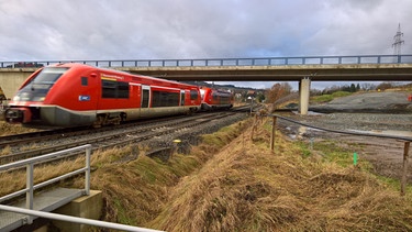 Brückenbau für Ortsumgehung Untersteinach (11.01.2018). Die Brücke ist für eine Elektrifizierung der sogenannten Oberfranken-Achse zu niedrig. Jetzt ist im Gespräch die Bahngleise tiefer zu legen. Damit würde jedoch die Hochwassergefahr für die Gleise steigen, da die Schorgast in der Nähe fließt. | Bild: BR/Markus Feulner