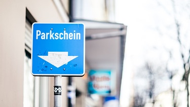 Das Hinweisschild eines Parkscheinautomaten in der Münchner Innenstadt. | Bild: BR/Fabian Stoffers