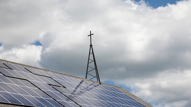 Solar Panels auf einem Kirchendach. | Bild: stock.adobe.com/Rusty