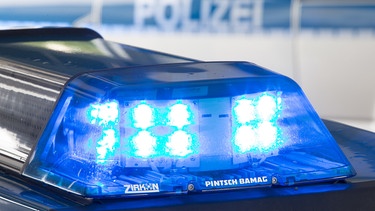 ARCHIV - 26.07.2015, Niedersachsen, Osnabrück: Ein Blaulicht leuchtet auf dem Dach eines Polizeiwagens. An einer Oberschule im friesischen Sande ist ein Streit unter mehreren Schülerinnen gewaltsam eskaliert. (zu dpa: «Gewalt zwischen Schülerinnen in Friesland - Zwei Verletzte») Foto: Friso Gentsch/dpa +++ dpa-Bildfunk +++ | Bild: dpa-Bildfunk/Friso Gentsch