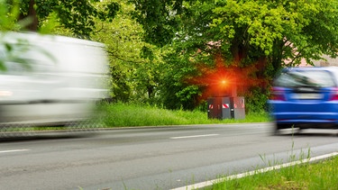 Geschwindigkeitskontrolle mit einem Panzerblitzer an einer Landstraße. | Bild: stock.adobe.com/Christian Schwier