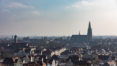 Blick auf Regensburg vom Pfaffensteiner Hang aus. | Bild: BR/Leon Baatz
