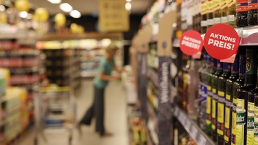 ARCHIV - 03.09.2020, Mecklenburg-Vorpommern, Malchin: Regale eines Discounters (zu dpa: «Online-Einzelhandel in MV im ersten Halbjahr eingebrochen») Foto: Danny Gohlke/dpa-Zentralbild/dpa +++ dpa-Bildfunk +++ | Bild: dpa-Bildfunk/Danny Gohlke