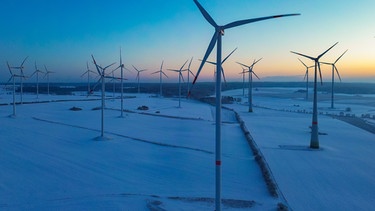 19.01.2024, Brandenburg, Jacobsdorf: Der farbige Morgenhimmel leuchtet kurz vor Sonnenaufgang über der Landschaft mit dem Windenergiepark «Odervorland» (Luftaufnahme mit einer Drohne). Der Anteil erneuerbarer Energien aus Sonne und Wind am Stromverbrauch soll bis 2030 auf mindestens 80 Prozent steigen. Foto: Patrick Pleul/dpa +++ dpa-Bildfunk +++ | Bild: dpa-Bildfunk/Patrick Pleul