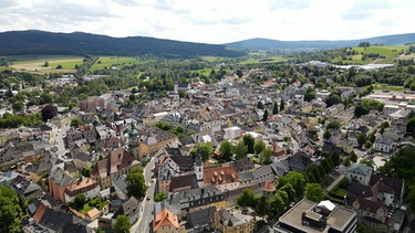 26.07.2022, Wunsiedel - Luftaufnahme der Stadt Wunsiedel im Lkr. Wunsiedel im Fichtelgebirge. | Bild: BR/Anne Axmann